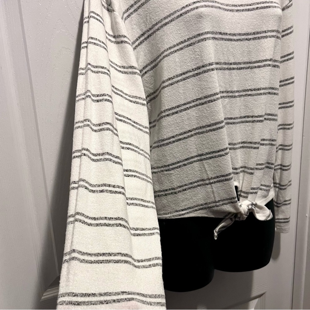 3/25$💥 Caution To The Wind Shirt Sweater Blouse Top Medium Women striped - Picture 2 of 5